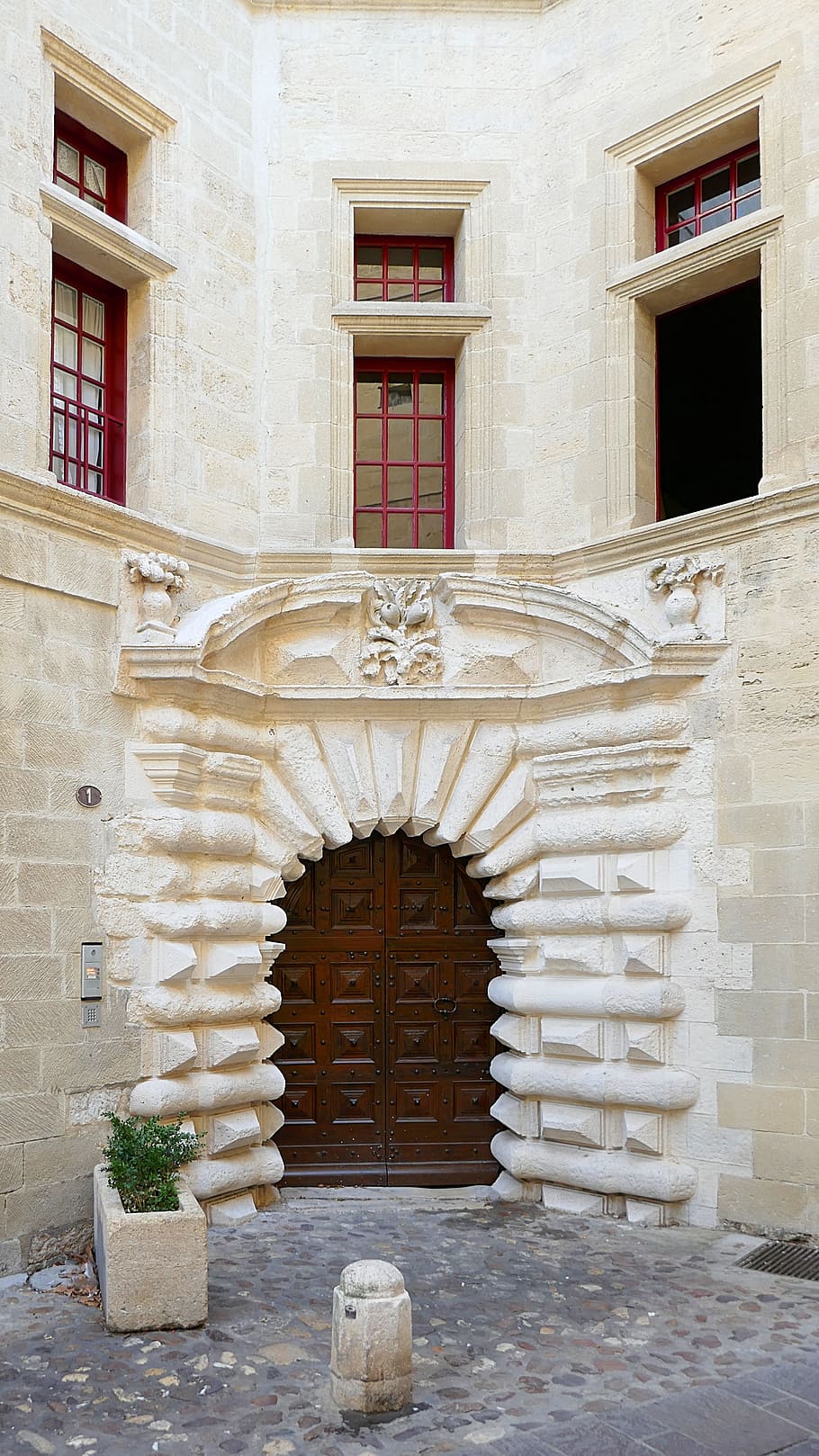 Puerta, Uzès, Saint Etienne, Gard, 1 rue Saint Etienne, Francia, medieval, louis xiii, madera, arquitectura
