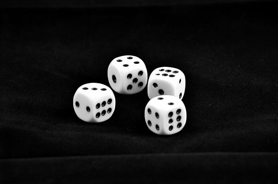 cuatro dados en blanco y negro, dados, juego, puntos, suerte, oportunidad, ocio, riesgo, apuesta, cubo