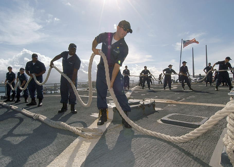 Persona sujetando la cuerda, trabajo en equipo, marineros, coordinado, trabajo, trabajo coordinado, barco, líneas, cuerda, tripulación