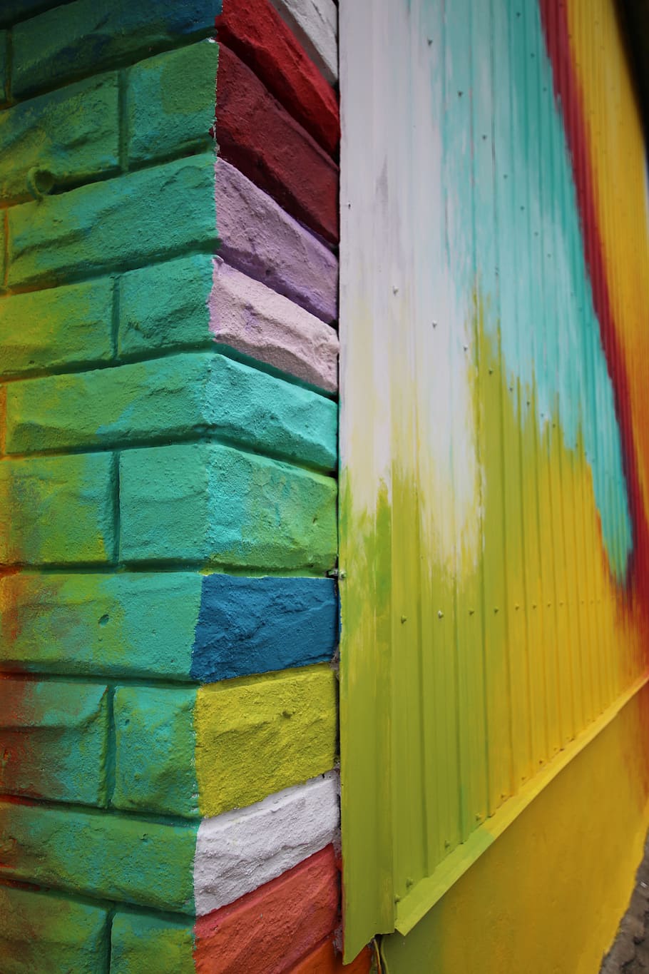 colorido, ladrillo, pared, esquina, edificio, urbano, calle, diseño, arte, patrón