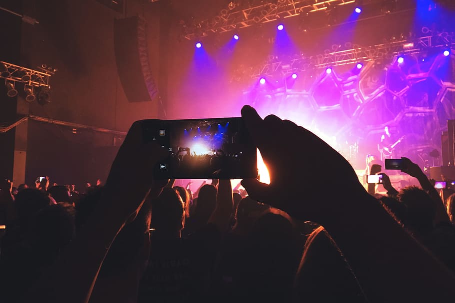 pessoa fotógrafo, multidão, tirando, foto, móvel, telefone, festival de concertos de música, pessoa, fotógrafo, telefone móvel