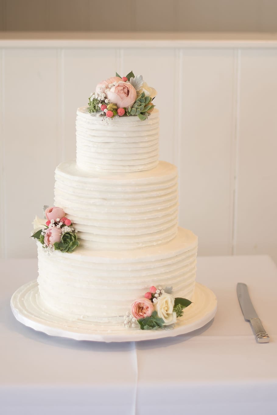 três, camada, floral, bolo, fatiador de bolo, três camadas, fatiador, casamento, bolo de casamento, doce