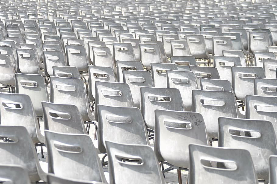 blanco, lote de sillas de acero, sillas, filas de asientos, grupo, reunión, seminario, discurso, espacio, educación