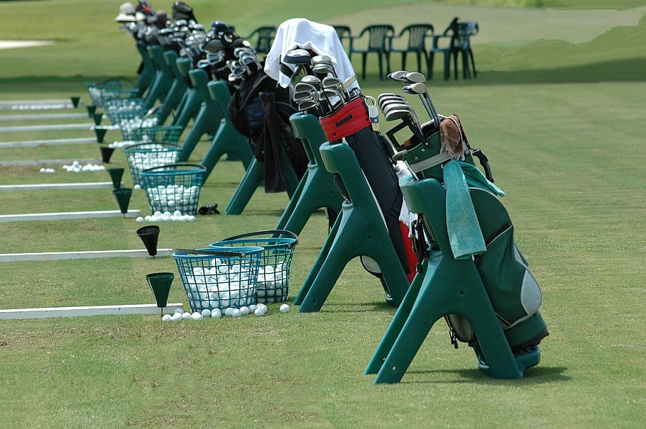 club de golf, bolsas, al lado, canastas, campo, palos de golf, bolsas de golf, campo de prácticas, escuela de golf, lecciones