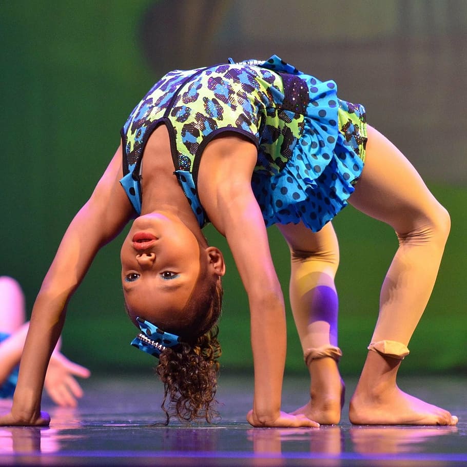 menina, ginástica mover, backbend, acrobata, flexível, executar, estágio, traje, acrobática, criança