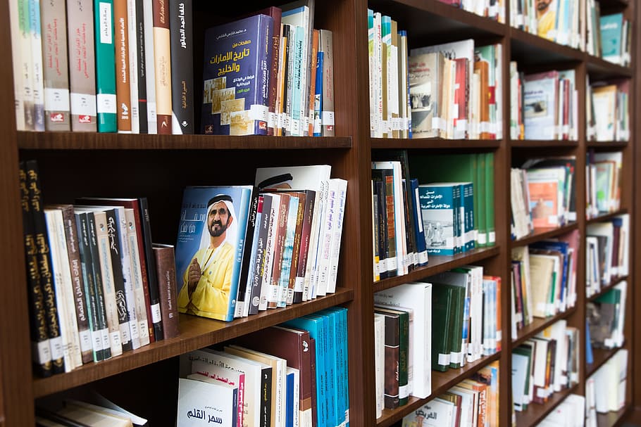 lote de libros con títulos variados, marrón, madera, árabe, libros, estantería, biblioteca, educación, literatura, lectura