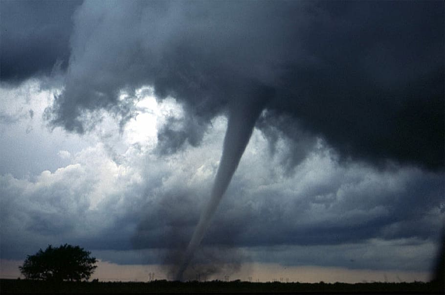 tangkapan layar tornado, badai, penampakan, tornado, corong, twister, awan corong, kerusakan, hitam, cuaca