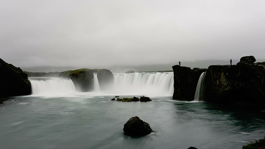 cachoeiras durante o dia, natureza, água, cachoeiras, viagens, preto e branco, escala de cinza, rochas, pessoas, céu