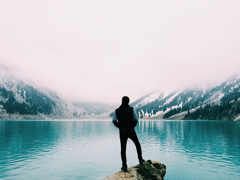 hombre, de pie, acantilado, lago de montaña, persona, mirando, disfrutando, ver, niebla, turquesa