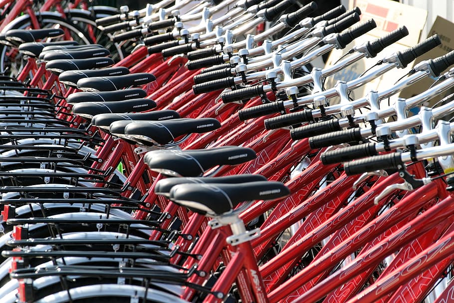 línea, bicicletas urbanas rojas y negras, bicicletas, alquiler, alquiler de apartamentos, deutsche bahn, ciclismo, locomoción, ruedas, en una fila