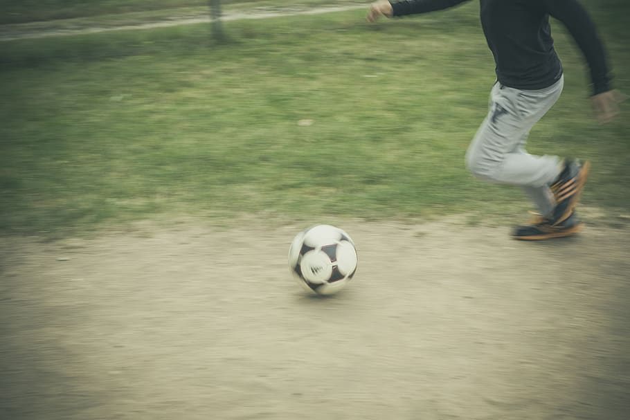 niño, fútbol, ​​jugar, niños, pelota, deporte, diversión, objetivo, prisa, juego de pelota