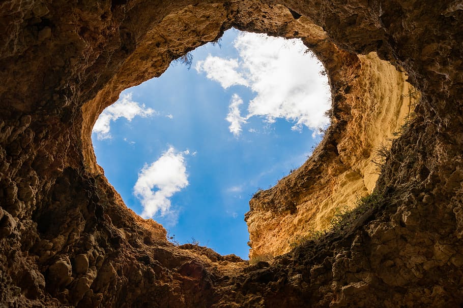 bajo, foto de ángulo, cueva, roca, formación, marrón, agujero, blanco, nubes, azul