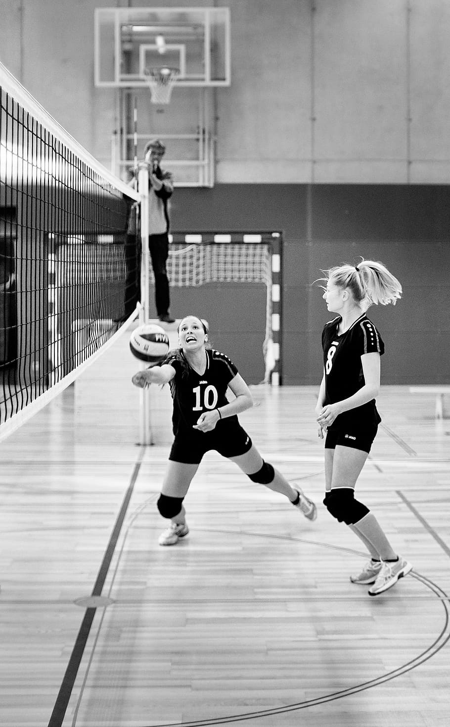 foto en escala de grises, dos, mujer, jugando, voleibol, deporte, pelota, jugar, competencia, joven