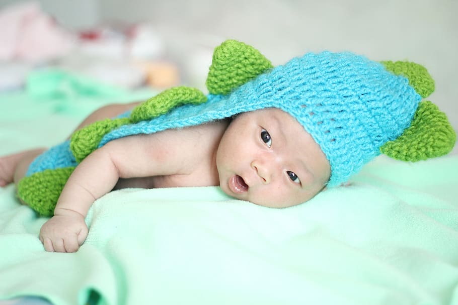 seletivo, fotografia de foco, bebê, vestindo, azul, malha, chapéu, foco seletivo, fotografia, chapéu de malha