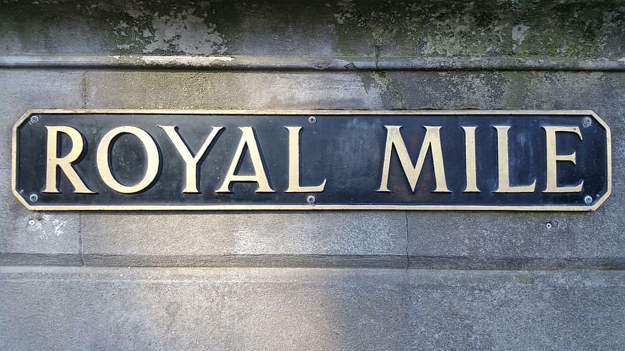 Escócia, Royal Mile, Edimburgo, texto, comunicação, escrita ocidental, letra maiúscula, orientação, ninguém, placa