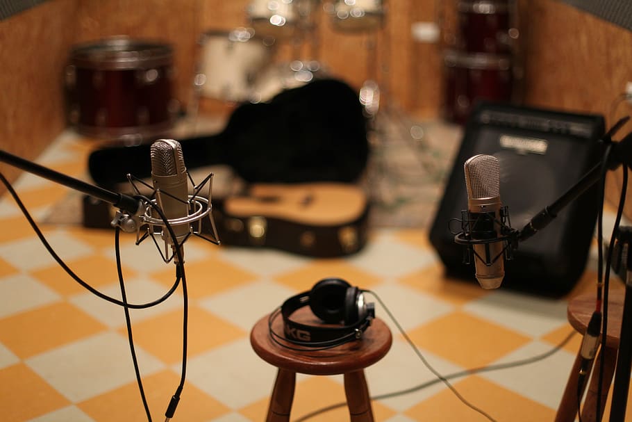 shallow, focus photography, black, headphones, brown, wooden, bar stool chair, microphones, stands, microphone