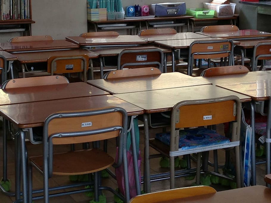 Foto de primer plano, marrón, madera, mesa, sillas, Japón, escuela, aula, asiento, silla