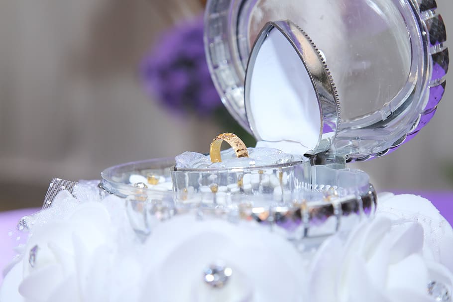ring, wedding, case, display, selective focus, close-up, glass - material, jewelry, celebration, transparent