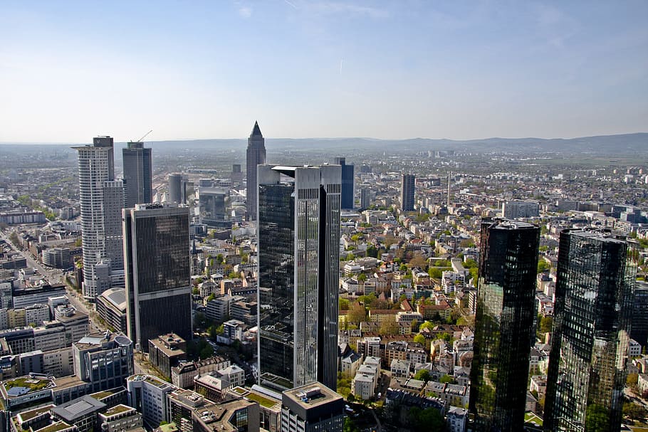 fotografi sudut tinggi, beton, bangunan, putih, biru, langit, siang hari, frankfurt, kota, kaki langit