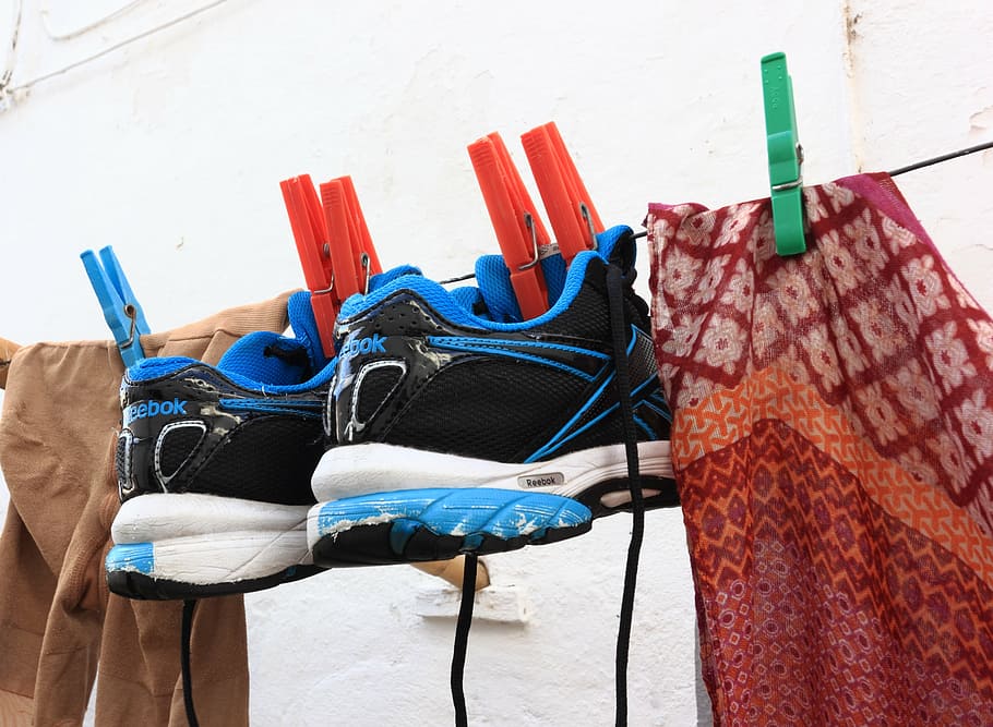 par, zapatos bajos reebok negro-azul-y-blanco, colgados, negro, alambre, portugal, evora, lavado, lavandería, seco
