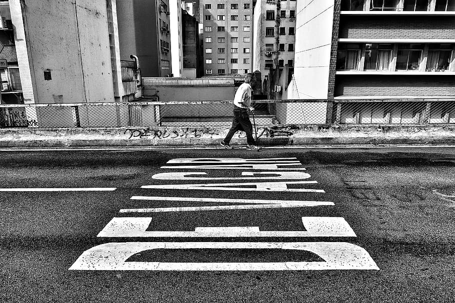 preto e branco, edifício, estrutura, arquitetura, estrada, calçada, pessoas, velho, homem, caminhando