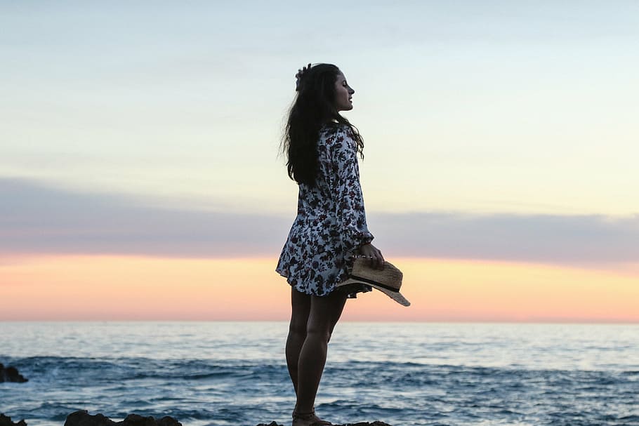mujer, en pie, piso de roca, mar, océano, agua, olas, naturaleza, horizonte, playa
