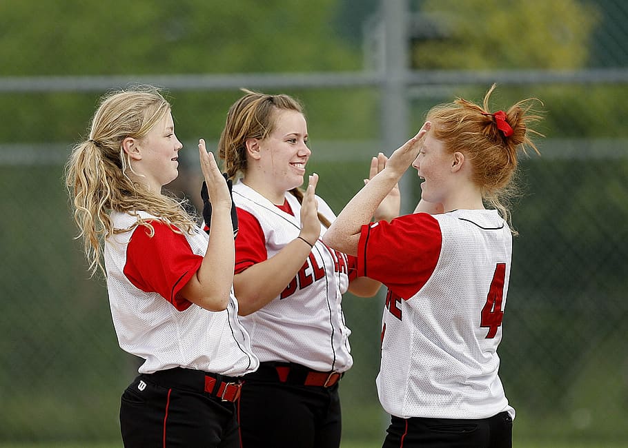 tiga, pirang, wanita, mengenakan, atasan jersey putih-dan-merah, di luar ruangan, softball, gadis, rekan satu tim, bahagia