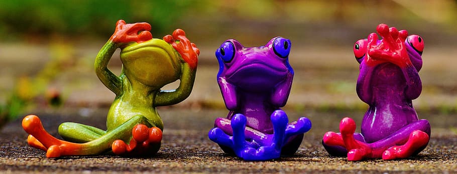 tiga, berbagai macam patung katak warna-warni, katak, tidak melihat, tidak mendengar, tidak berbicara, lucu, angka-angka, menyenangkan, hijau