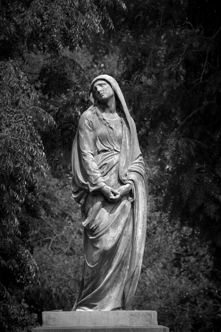 gray, concrete, woman statue, statue, tapeworm, solo, sad, abandoned, dark, women