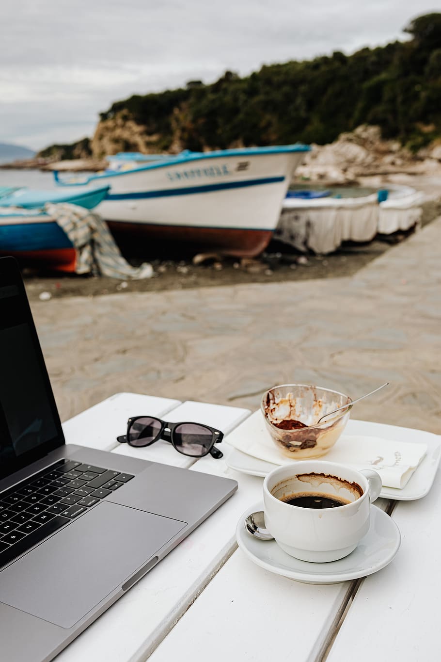 Itália, laptop, praia, marina di puolo, café, tiramisu, local de trabalho, espaço de trabalho, computador, verão