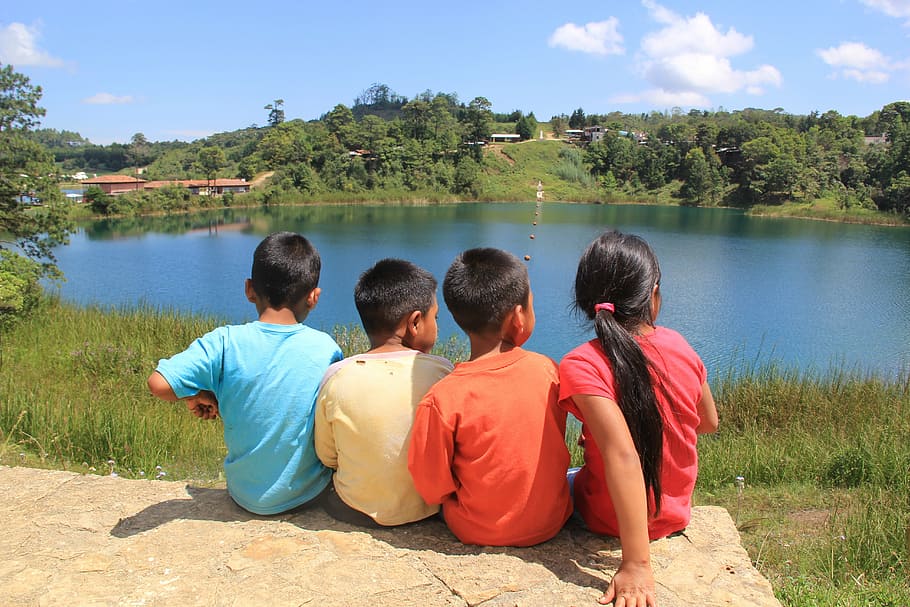 quatro, crianças, sentado, rocha na frente, corpo, água, durante o dia, guatemala, méxico, lago