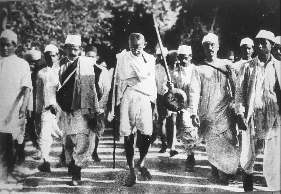 Mohandas Karamchand Gandhi, peace movement, 1930, black and white, muslims, full length, people, large group of people, walking, number of people
