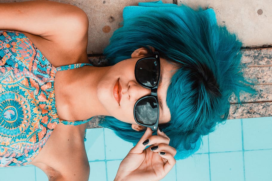 blue, haired woman, wearing, black, framed, sunglasses, glasses, pool, detail, vista