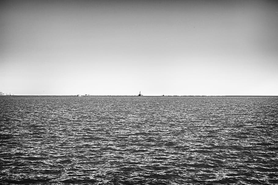 grayscale photo, body, water, sea, ocean, ships, boats, horizon, sky, black and white