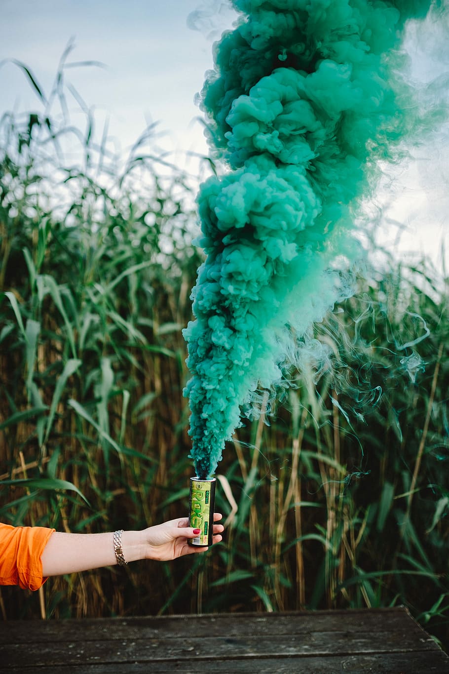 bomba de fumaça verde, bomba de fumaça, resumo, plano de fundo, ao ar livre, fumaça verde, verde, natureza, humano Mão, fumaça - estrutura física