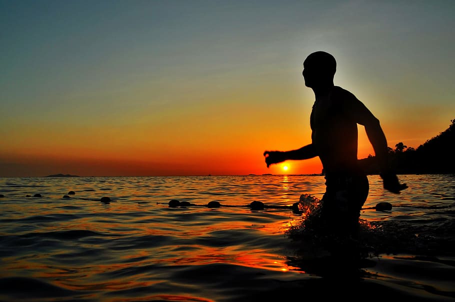 fotografía de silueta, hombre, agua, silueta, cuerpo, mar, océano, ola, naturaleza, gente