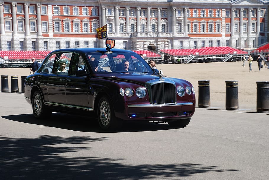 Королева Елизавета II, Лондон, Великобритания, экстерьер здания, автомобиль, архитектура, транспорт, построенная структура, авторитет, вид транспорта
