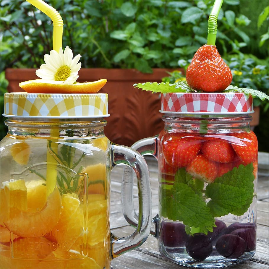 tazas de vidrio transparente, vasos, agua, fruta, agua de frutas, bebida, colorido, tapa, pajitas, jardín