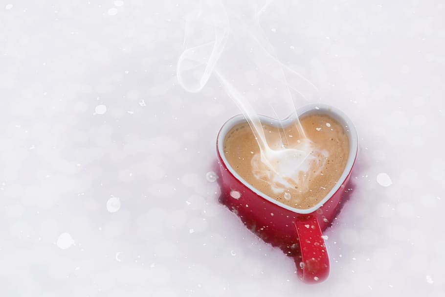 en forma de corazón, rojo, cerámica, taza, día de San Valentín, San Valentín, amor, café, taza de corazón, nieve