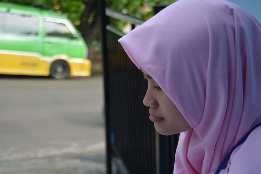 hijab, indonesio, niña, belleza, propia, mirando fijamente, espera, islam, modo de transporte, transporte