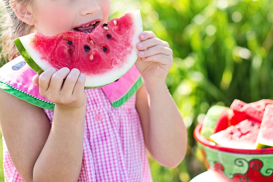 gadis, memegang, semangka, siang hari, musim panas, gadis kecil makan semangka, makanan, buah, segar, merah