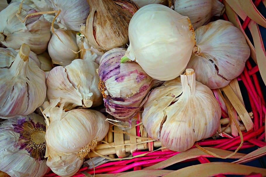white, purple, garlic cloves, brown, wicker basket, garlic, bulb, onion, allium sativum, food