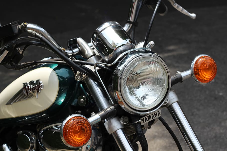motorcycle, yamaha virago 535, custom, estradeira, transportation, mode of transportation, land vehicle, headlight, bicycle, handlebar