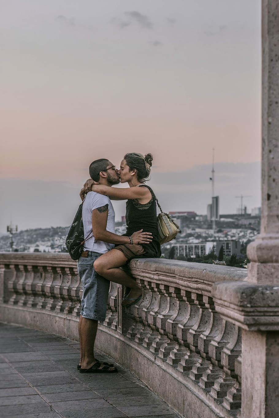 man, woman, kissing, daytime, viewpoint, couple, kiss, sunset, romantico, relationship