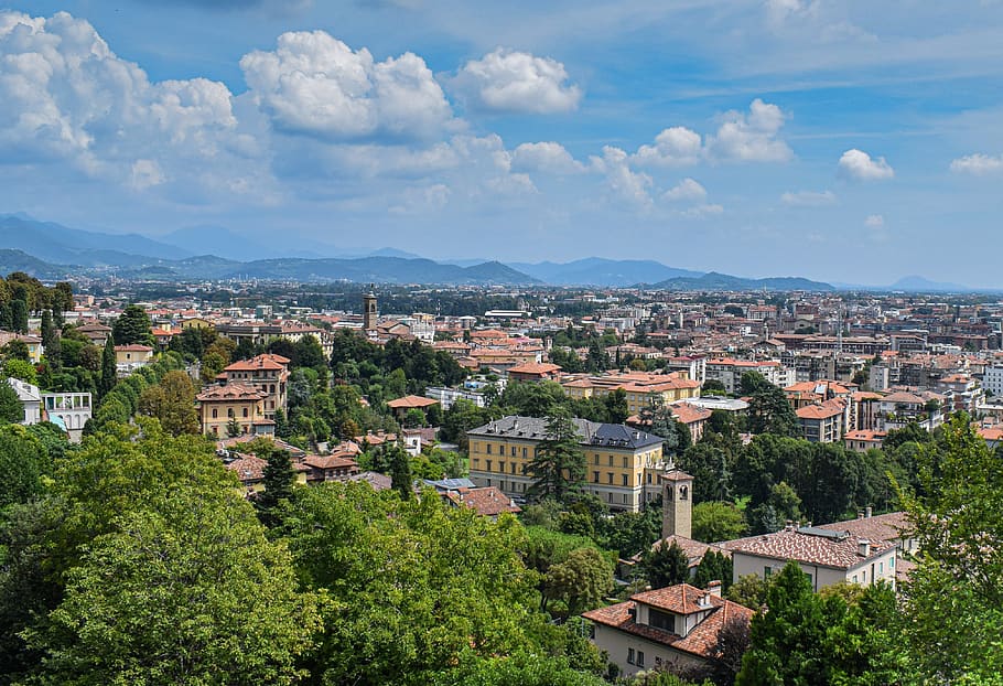 Bérgamo, Italia, paisaje, nubes, ciudad, techos, montañas, árboles, arquitectura, exterior del edificio