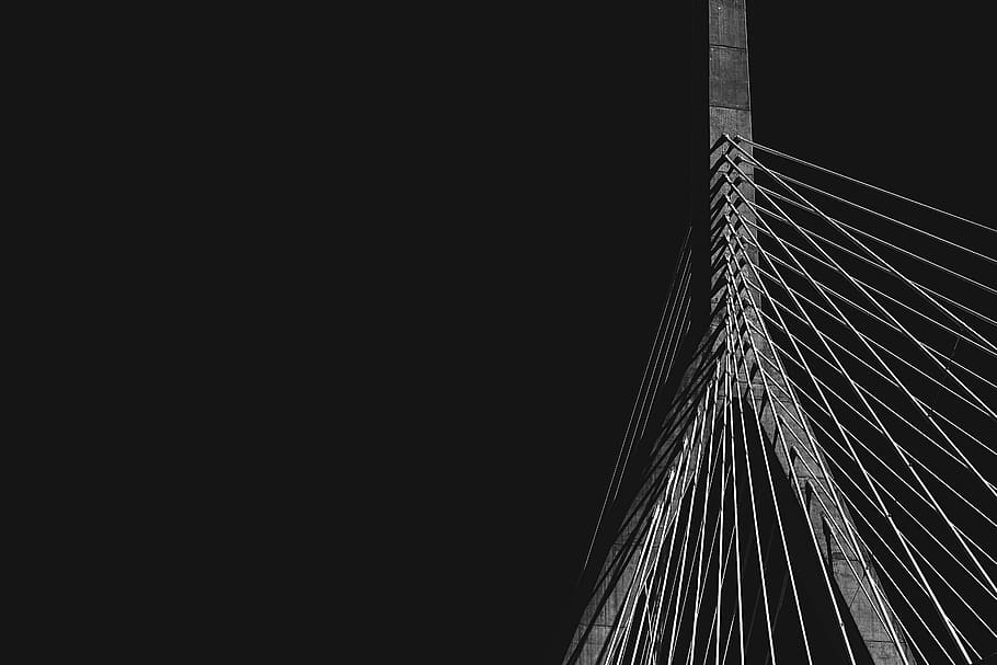 fotografía de ángulo bajo, concreto, puente, oscuro, negro, blanco, infraestructura, cable, atirantado, blanco y negro