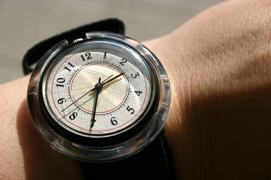 foto de primer plano, analógico, reloj, pantalla 2:35, reloj de pulsera, brazo, muñeca, tiempo, artilugio, accesorio