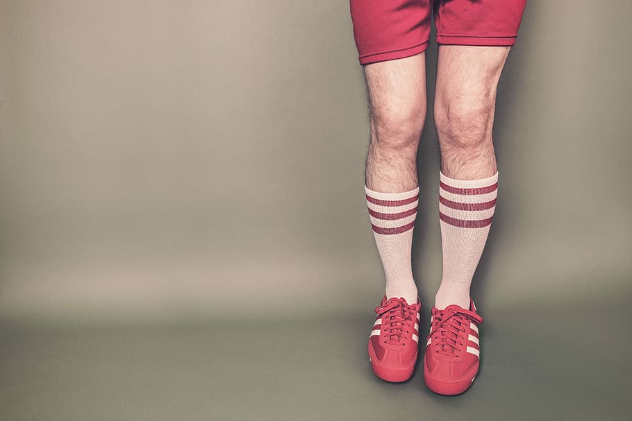 retrato, persona, piernas, vistiendo, par, rojo, zapatillas adidas, blanco y rojo, alto, calcetines