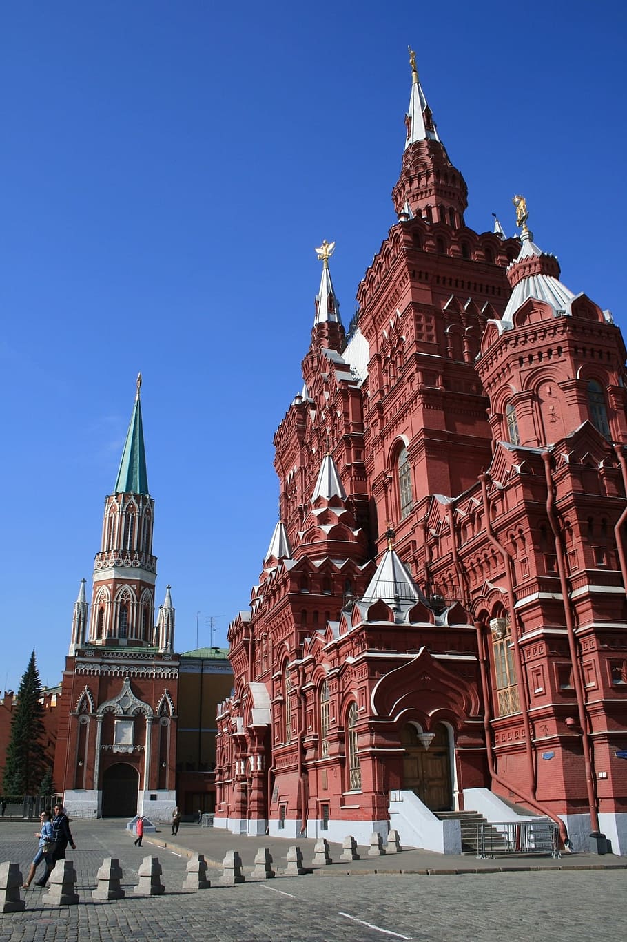 museo de historia del estado, edificio de ladrillo rojo, techos plateados, pavimento cuadrado rojo, trozos de guía de tráfico, arquitectura, cielo azul despejado, edificio intrincadamente decorado, muro del kremlin, kremlin