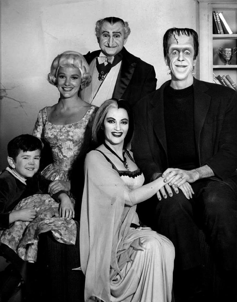 Fotografía en escala de grises, foto de familia de Addams, Munsters, Butch Patrick, Beverly Owen, Al Lewis, Yvonne de Carlo, Fred Gwynne, actores, actrices